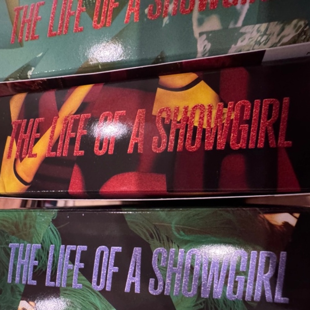Taylor Swift The Life of a Showgirl ‘It’s Frightening’ CD & Keychain Set - Picture 2 of 6